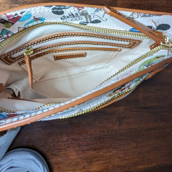 Dooney & Bourke Disney EPCOT 2022 Food and Wine Festival Crossbody bag - Picture 3 of 13